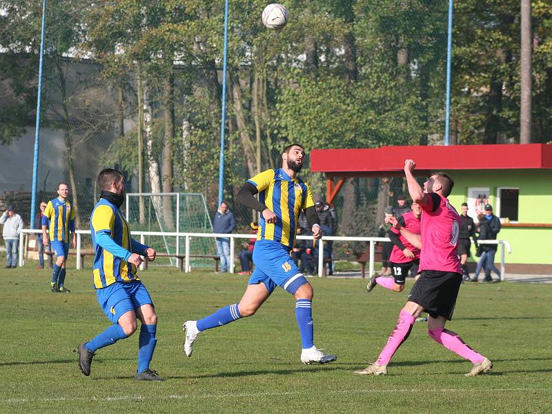 Fotbalisté TJ Byšice (ve žlutomodré kombinaci) měli v utkání krajského poháru favorizované soupeře z FK Dobrovice na lopatě, o dvoubrankové vedení ale nakonec přišli a v rozstřelu postoupili hosté z Boleslavska.