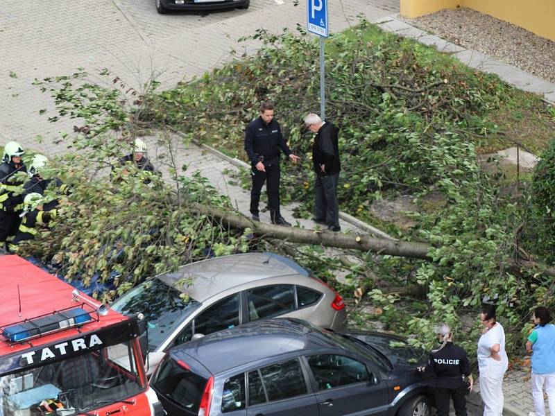 Na parkovišti mezi panelovými domy na sídlišti V Zátiší v Kralupech nad Vltavou skácel ve čtvrtek 21. října vichr strom na parkující auto. Na místě zasahovali hasiči.