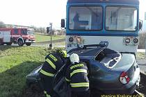 Nehoda vlaku a osobního automobilu u obce Zeměchy loni v dubnu. 