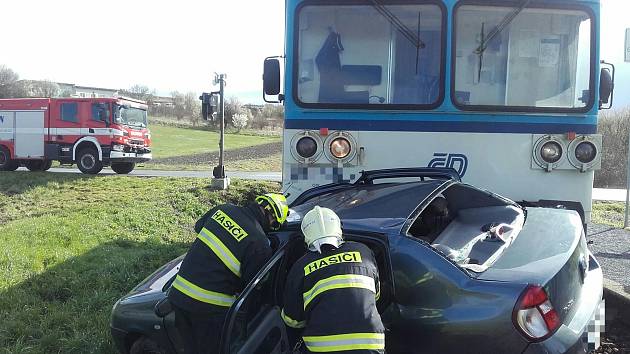 Nehoda vlaku a osobního automobilu u obce Zeměchy.