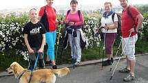 Na nordic walking procházku vyrazily celé rodiny.