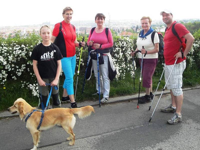 Na nordic walking procházku vyrazily celé rodiny.