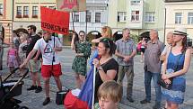 Téměř 400 lidí se na náměstí Míru v Mělníku zúčastnilo pokračujících demonstrací proti vládě Andreje Babiše.