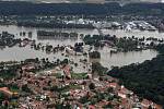 Povodeň v roce 2002 na Mělnicku – letecký snímek: Veltrusy-Miřejovice.