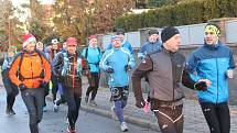 Na trati běhu, vedeném z Kralup přes tamní lávku pro pěší po pravém vltavském břehu, se skupina setkala u betléma v Řeži se spřátelenými běžci z tamního regionu.
