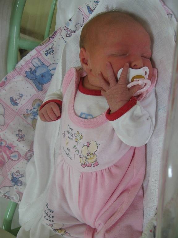 Kateřina Leštinová se mamince Monice Leštinové z Kralup nad Vltavou narodila v mělnické porodnici 19. prosince 2013, vážila 3,47 kg a měřila 50 cm.