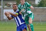 Fotbalisté Libiše (v modrobílém) podlehli na domácím hřišti Hostouni vysoko 0:4.