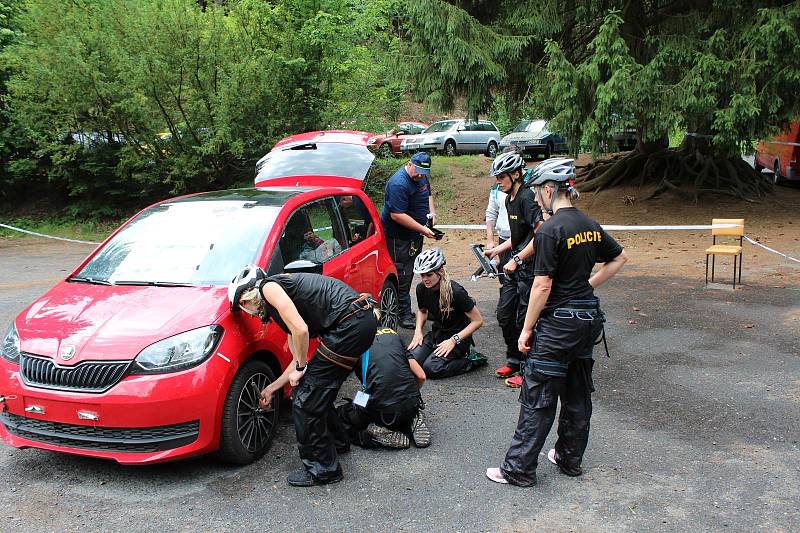 Již 11. ročník závodu Test odolnosti se konal na Kokořínsku. Dějištěm byl Územní odbor policie Mělník, kde soutěž zahájil náměstek ředitele Krajského ředitelství policie Středočeského kraje Jan Tulach.