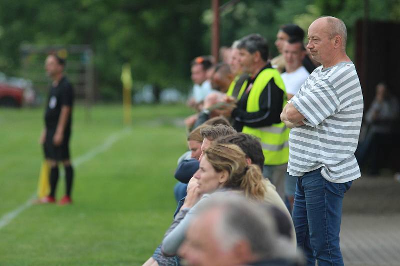 Okresní přebor, 24. kolo: FK Vysoká (červené dresy) - Sokol Čečelice (0:8)