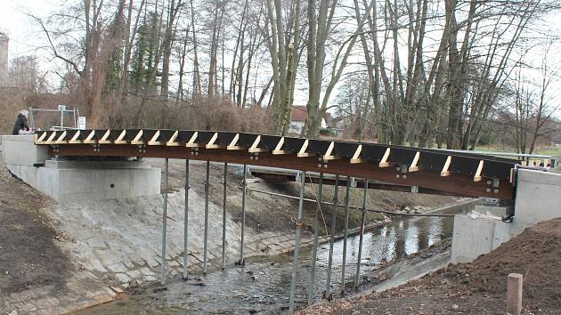 Práce na mělnické cyklostezce. Archivní foto.