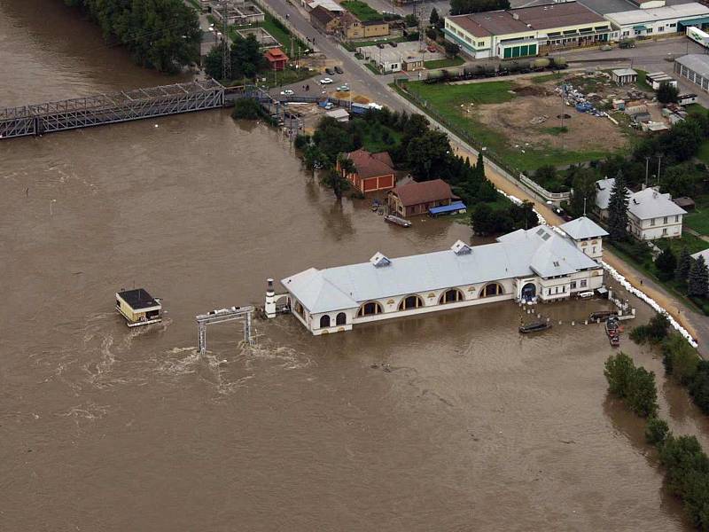 Povodeň v roce 2002 na Mělnicku – letecký snímek: elektrárna Miřejovice