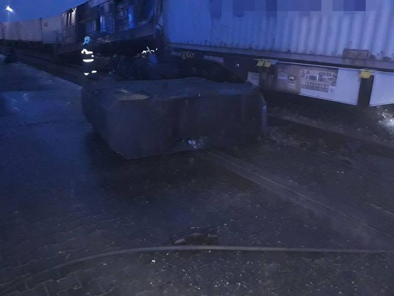 U dopravní nehody dvou vlaků v překladišti zasahovaly v sobotu ráno jednotky HZS Mělník, SDŽD Kralupy nad Vltavou a SDH Mělník Blata a Mělník Mlazice.