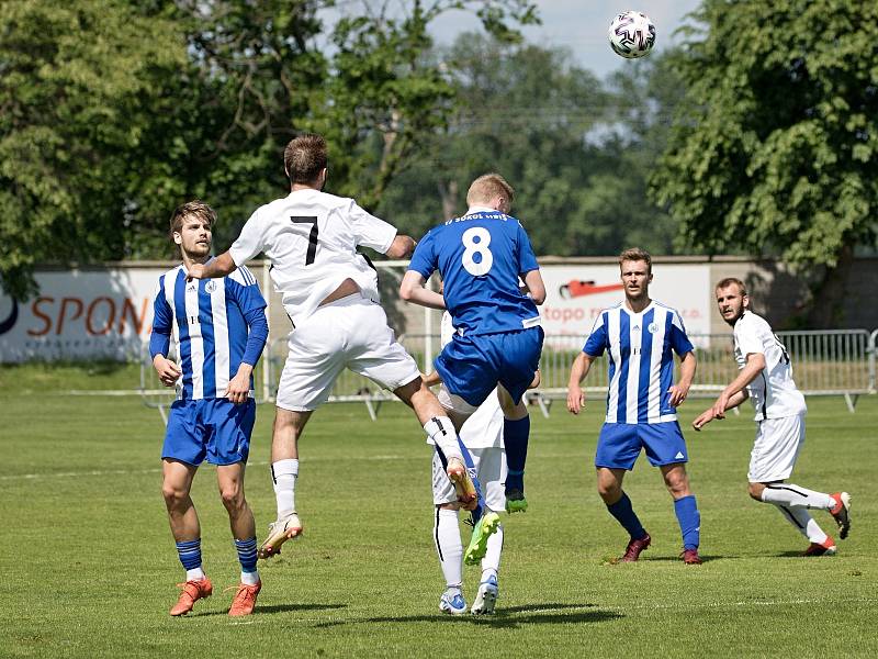 Divize C, 26. kolo: Sokol Libiš (modro-bílé dresy) - SK Vysoké Mýto (1:2)