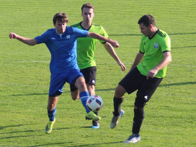 I. A třída, 12. kolo: Dynamo Nelahozeves (v zeleném) porazilo Doksy 3:0.