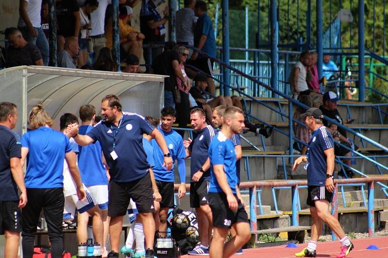 Neratovice (ve žlutém)  ve druhém kole divize B podlehly doma SK Kladno 0:2.