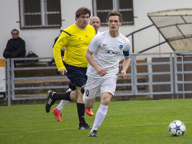 Fotbalisté Slavoje Stará Boleslav (na snímku jejich kapitán Václav Šmejkal) reagovali na výrok rozhodčího Ivo Poláka po svém. Od soupeřů z Ovčár si úmyslně nechali vstřelit gól.