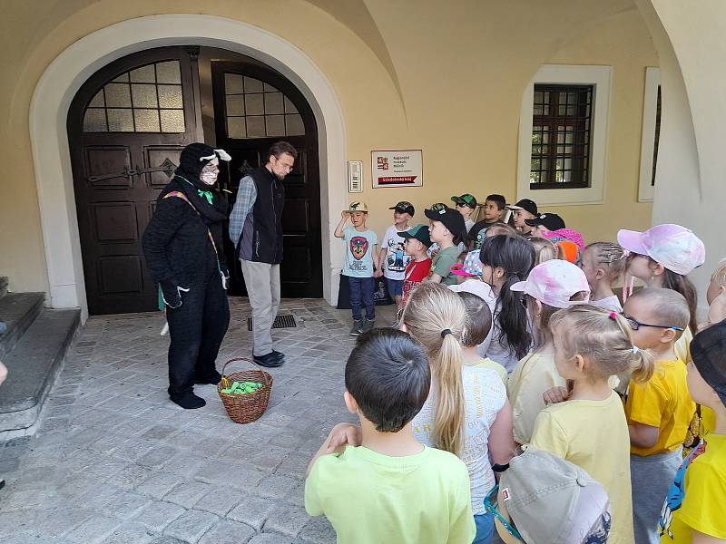 Děti provází Mělníkem historik muzea Lukáš Snopek s kocourkem Švarcem.