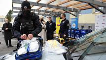 Patnáct zdravotnických batohů s přístroji AED neboli automatizovanými externími defibrilátory a dalším vybavením předala v úterý hejtmanka Petra Pecková (STAN) řediteli středočeské policie Václavu Kučerovi.