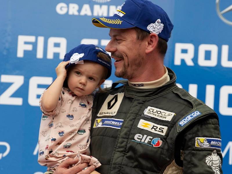 Tomáš Pekař se svou dcerkou na stupních vítězů mosteckého podniku Clio cupu 2019.