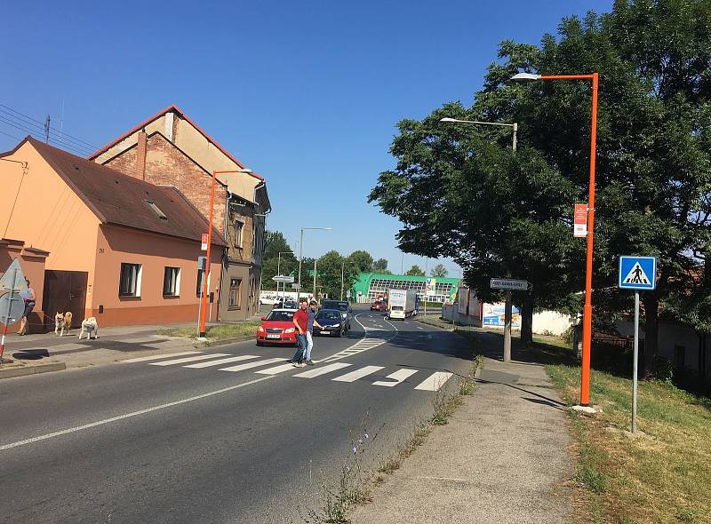 V Mělníku přibyly dva nasvícené, takzvané Oranžové přechody, které se nacházejí zhruba tři sta metrů od sebe v Bezručově ulici, na jedné z nejfrekventovanějších komunikacích ve městě.