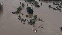 Povodeň v roce 2002 na Mělnicku – letecký snímek: Nelahozeves.