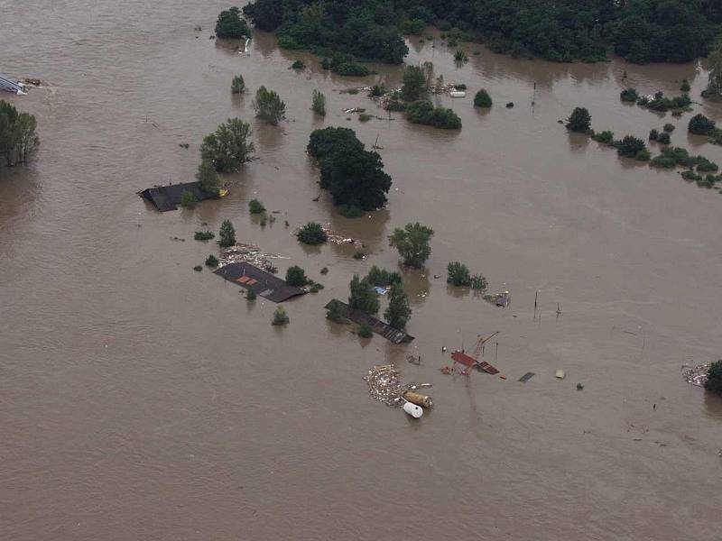 Povodeň v roce 2002 na Mělnicku – letecký snímek: Nelahozeves.