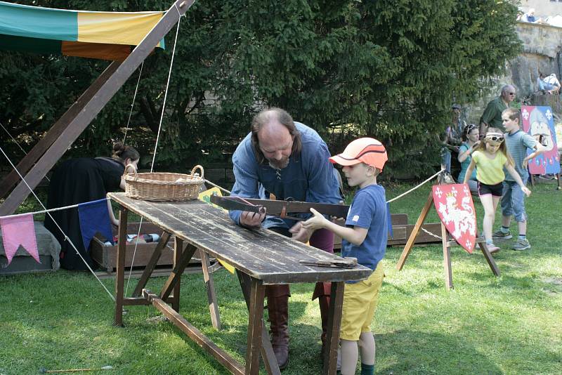 Velmi slunečný víkend v sobotu 21. dubna a neděli 22. dubna patřil na zámku Nelahozeves tradiční dubnové akci Hrnčířské slavnosti.