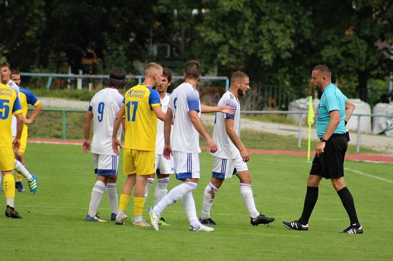 Neratovice (ve žlutém)  ve druhém kole divize B podlehly doma SK Kladno 0:2.