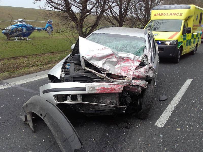 V úterý 14. března v dopoledních hodinách se na hlavním tahu mezi Mělníkem a Mladou Boleslaví stala vážná dopravní nehoda tří osobních automobilů a dodávky. 