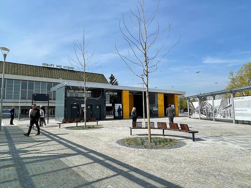 Ze slavnostního otevření autobusového terminálu a parkovacího domu v Kralupech nad Vltavou.