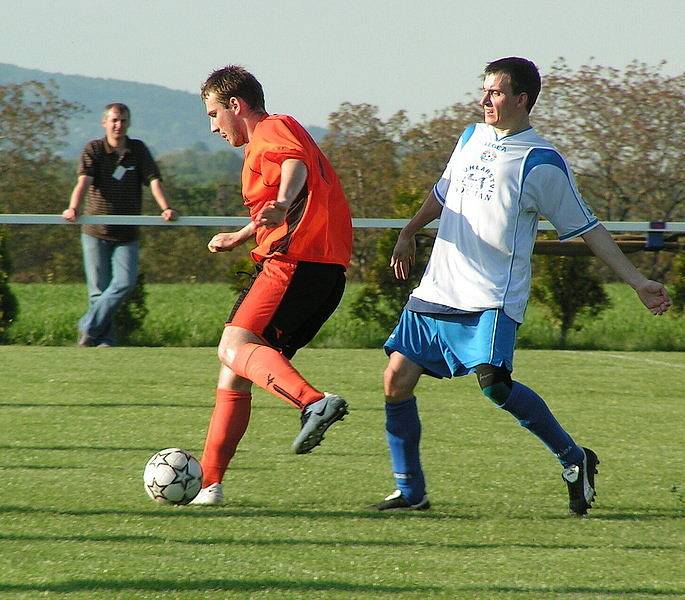 Z utkání 20. kola I. B třídy Řepín (v oranžovém) - Skalsko (3:2).