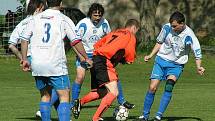 Z utkání 20. kola I. B třídy Řepín (v oranžovém) - Skalsko (3:2).