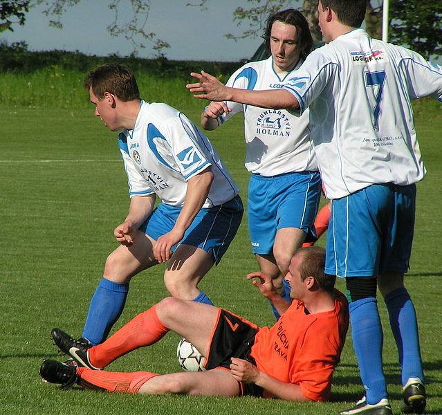 Z utkání 20. kola I. B třídy Řepín (v oranžovém) - Skalsko (3:2).