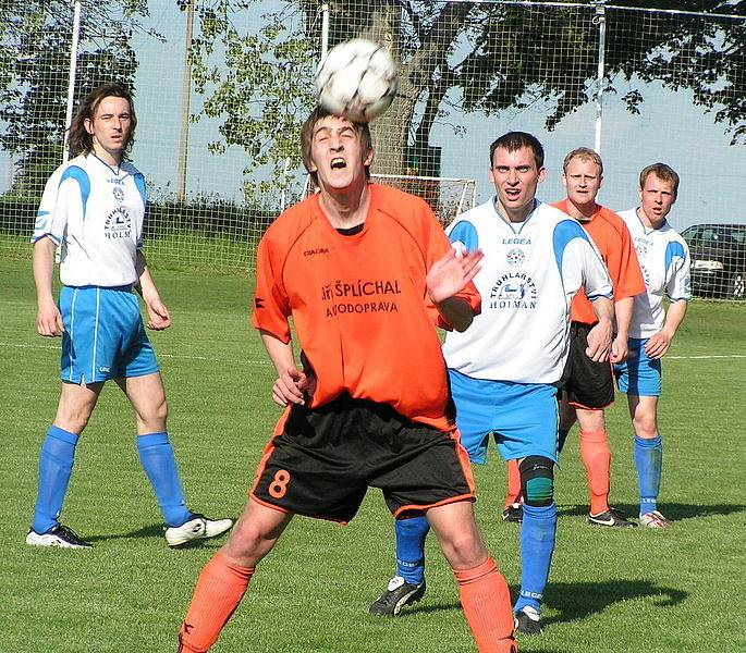 Z utkání 20. kola I. B třídy Řepín (v oranžovém) - Skalsko (3:2).