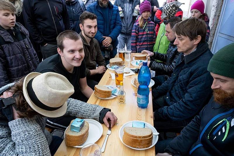 Ze soutěže v pojídání chleba s máslem v obci Máslovice a v pojídání hamburgerů v Letohradu.