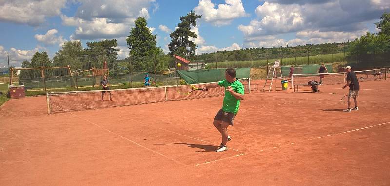 Dvanáct dvoučlenných týmů z celého kraje se zúčastnilo tenisového turnaje ve čtyřhře v Dolních Beřkovicích.