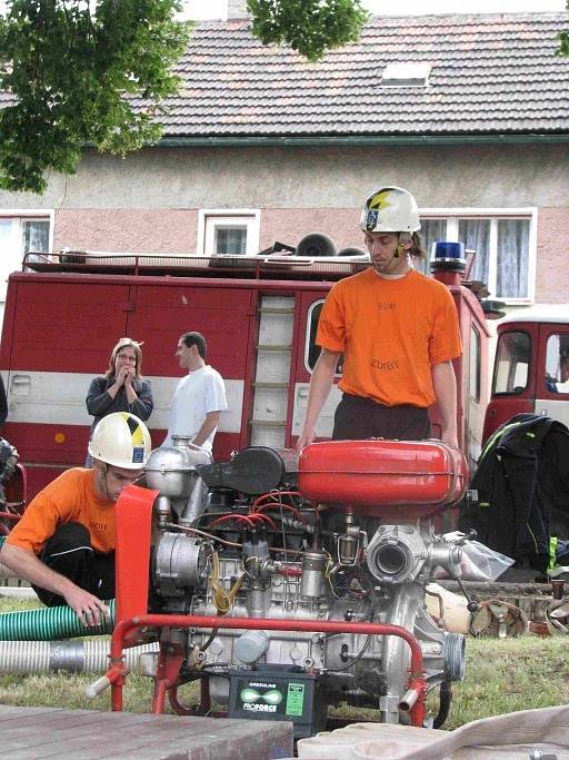 Hřiště v Byšicích skrápěli zmáchaní dobrovolní hasiči