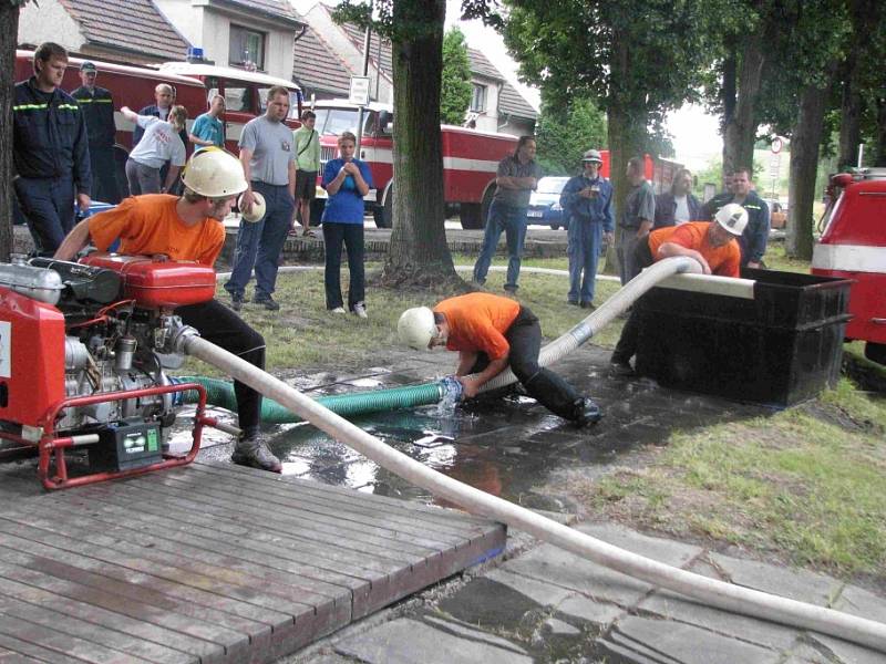 Hřiště v Byšicích skrápěli zmáchaní dobrovolní hasiči