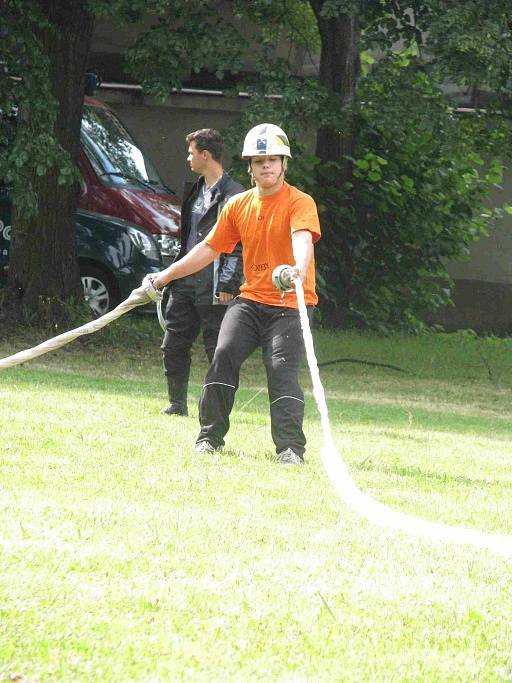 Hřiště v Byšicích skrápěli zmáchaní dobrovolní hasiči