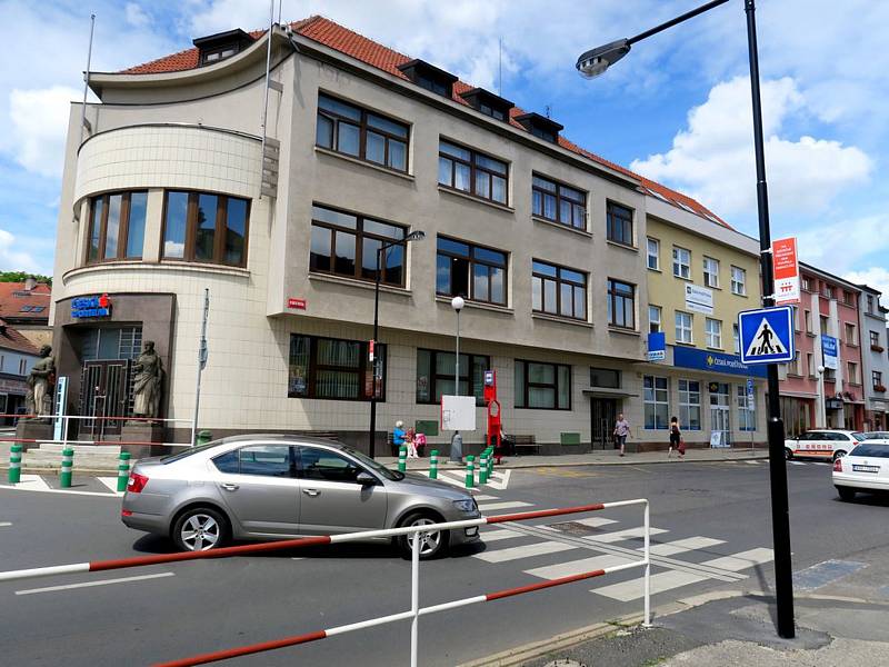 Další dva rizikové přechody pro chodce v Krombholcově a Fibichově ulici jsou nyní bezpečnější pro obyvatele a návštěvníky Mělníka.