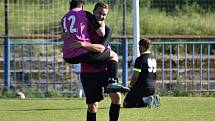 Fotbalisté kralupského FK 1901 (ve fialovém) potvrdili roli už jistého vítěze okresního přeboru, Horní Beřkovice deklasovali 12:1.