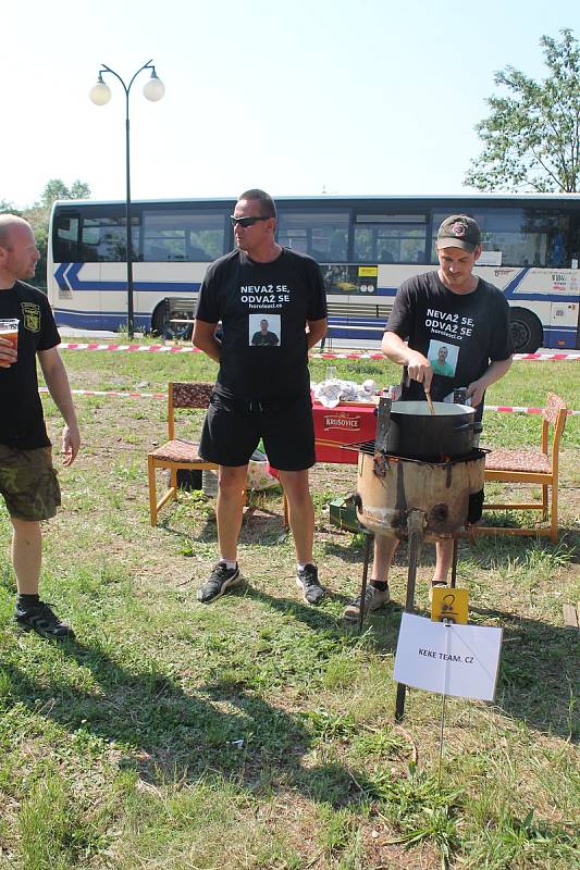 Prosluněný den ve městě Veltrusy začal vůní smažené cibulky a masa.