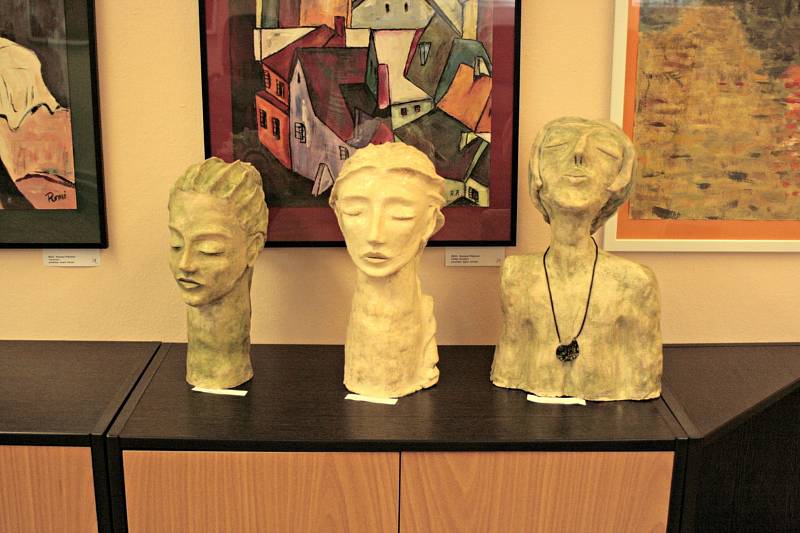 Na výstavě představují svoji tvorbu Romana Přibylová, Petra Hakenová a Jitka Vodoláková, tři žačky z ateliéru Ireny Wenkeové.
