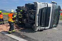 Na 22. kilometru dálnice D8 havaroval ve středu 21. června krátce před půl dvanáctou nákladní automobil s návěsem.