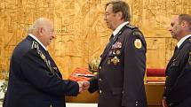 Dva dobrovolní hasiči z Mělnicka obdrželi v květnu nejvyšší hasičské ocenění. Titul Zasloužilý hasič patří Františku Pechovi a Josefu Hejtykovi.