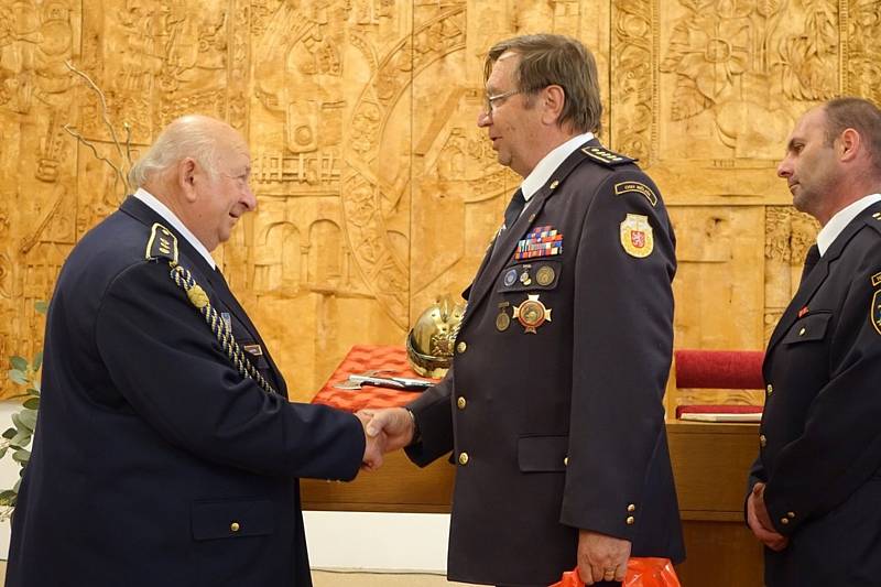 Dva dobrovolní hasiči z Mělnicka obdrželi v květnu nejvyšší hasičské ocenění. Titul Zasloužilý hasič patří Františku Pechovi a Josefu Hejtykovi.