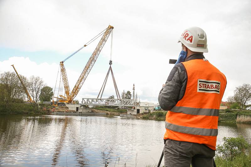 Z instalace nového zdvižného železničního mostu v Lužci nad Vltavou v květnu roku 2020.