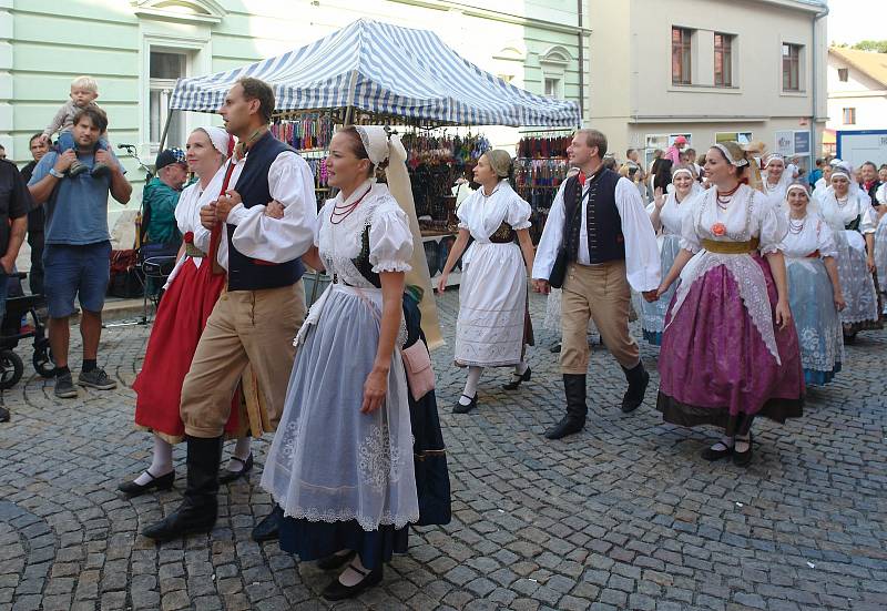 Mělnické vinobraní již je v plném proudu a v rámci této akce samozřejmě nemůže chybět tradiční historický průvod alegorických vozů, který proběhne dnes od 16 hodin. Svou podobou naváže na minulé ročníky, při kterých diváci ocenili zejména provedení s koňs