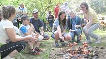 Setkání s loutkami u Hlovecké studánky ve Mšeně 2012.