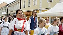 Mělník ožil letos již po jedenadvacáté folklórním festivalem Mělnický Vrkoč, který každý rok nabízí pestrou škálu lidových tradic z různých koutů republiky.